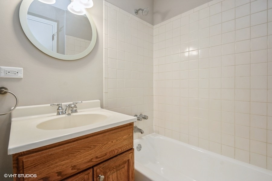 3909 North Sheridan Road, Unit 2H Chicago, IL 60613 - Photo 13 of 15 Gallery Image 13