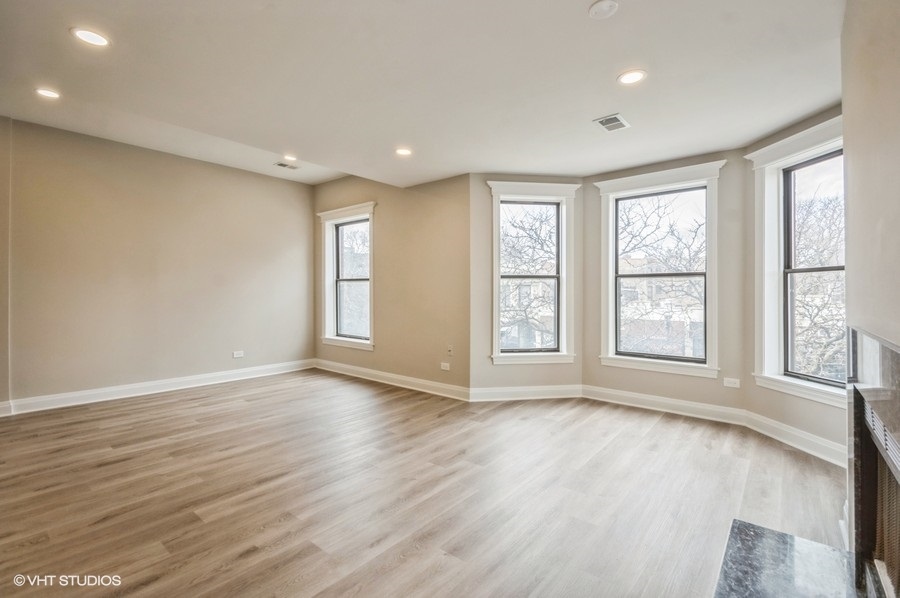 3909 North Sheridan Road, Unit 2H Chicago, IL 60613 - Photo 4 of 15 Gallery Image 4