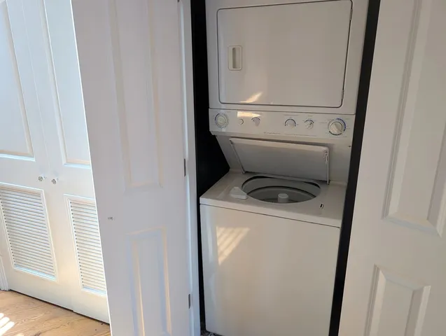 a close up view of a washer and dryer