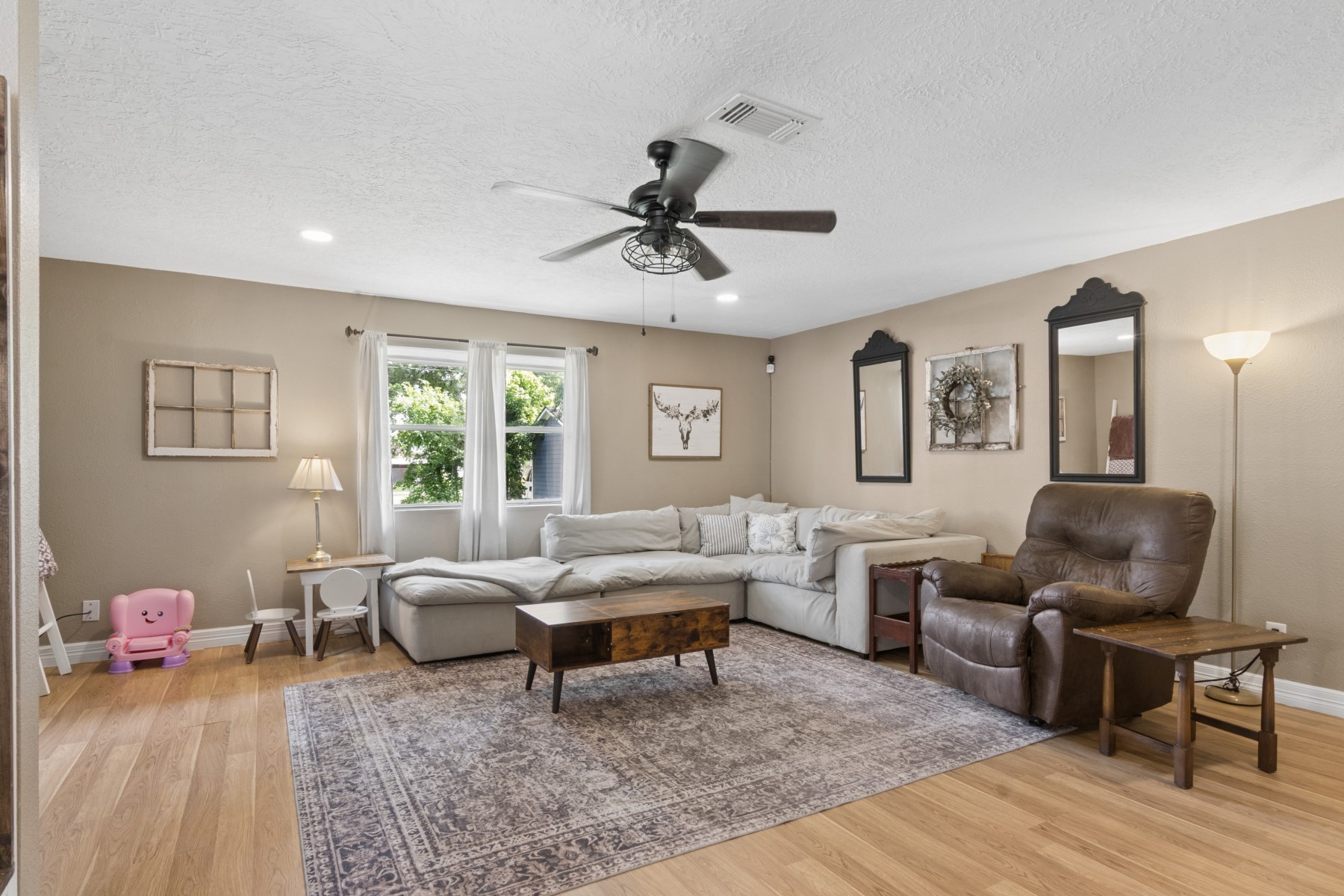 8205 Arrowhead Lane Houston, TX 77075 - Photo 5 of 17 living room