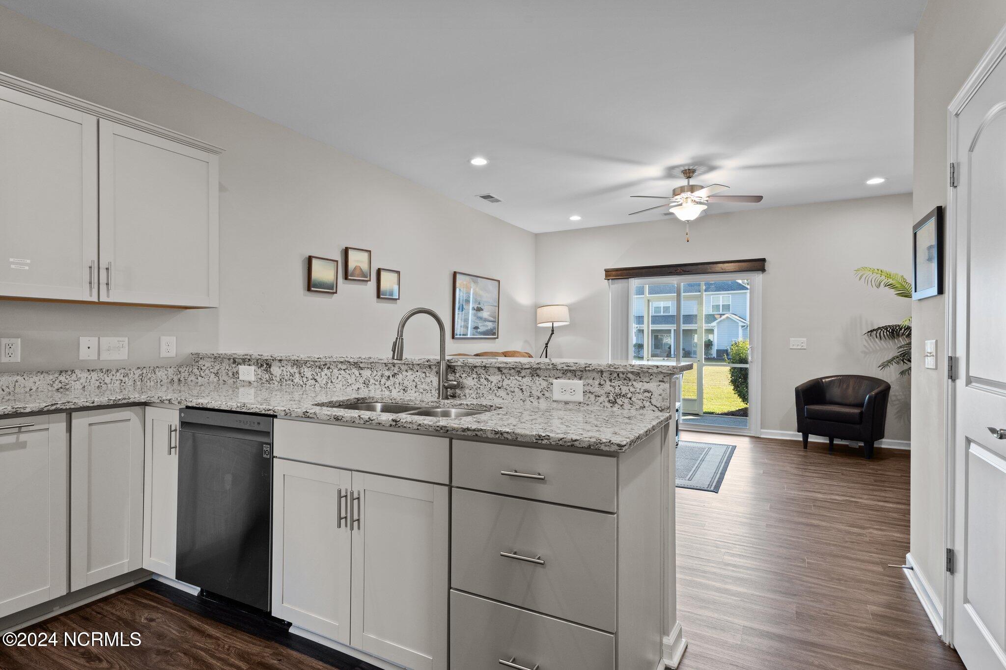 175 Old Murdoch Road, Unit 703 Morehead City, NC 28570 - Photo 14 of 39 Kitchen