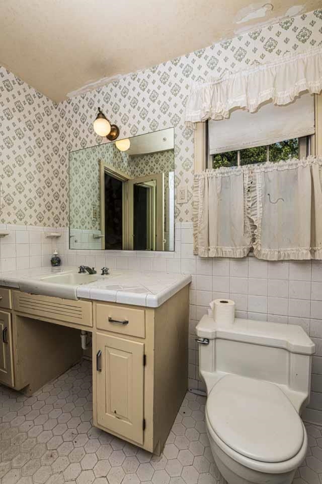 5575 Walnut Grove Road Memphis, TN 38120 - Photo 25 of 36 a bathroom with a toilet sink and mirror
