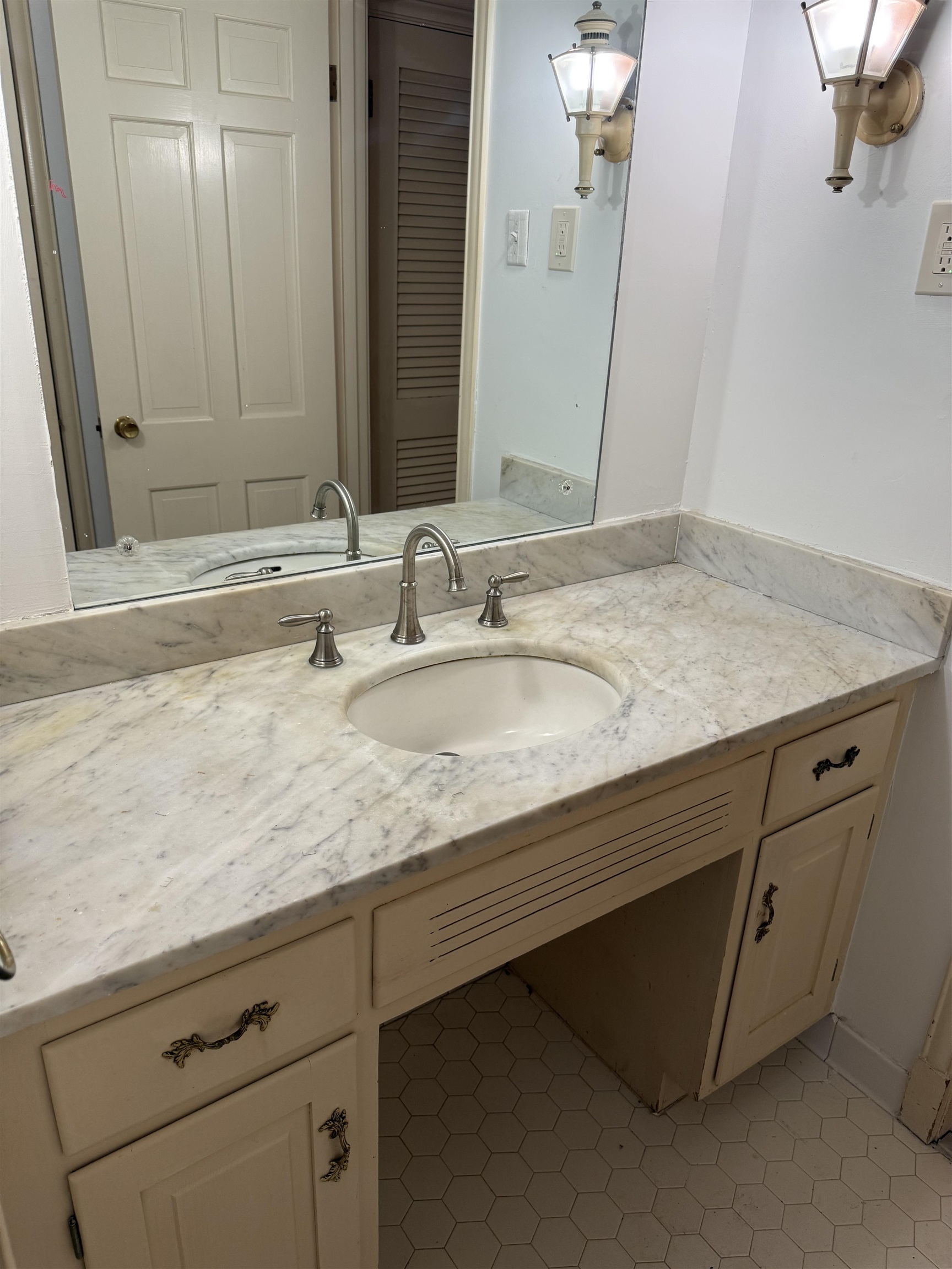 5575 Walnut Grove Road Memphis, TN 38120 - Photo 30 of 36 a bathroom with a sink and a mirror