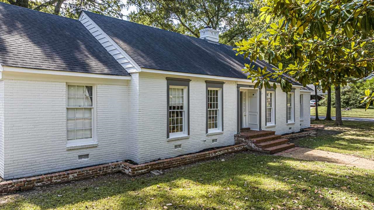 5575 Walnut Grove Road Memphis, TN 38120 - Photo 3 of 36 a backyard of a house with yard and outdoor seating