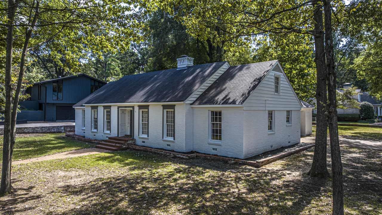 5575 Walnut Grove Road Memphis, TN 38120 - Photo 5 of 36 a view of a house with a yard
