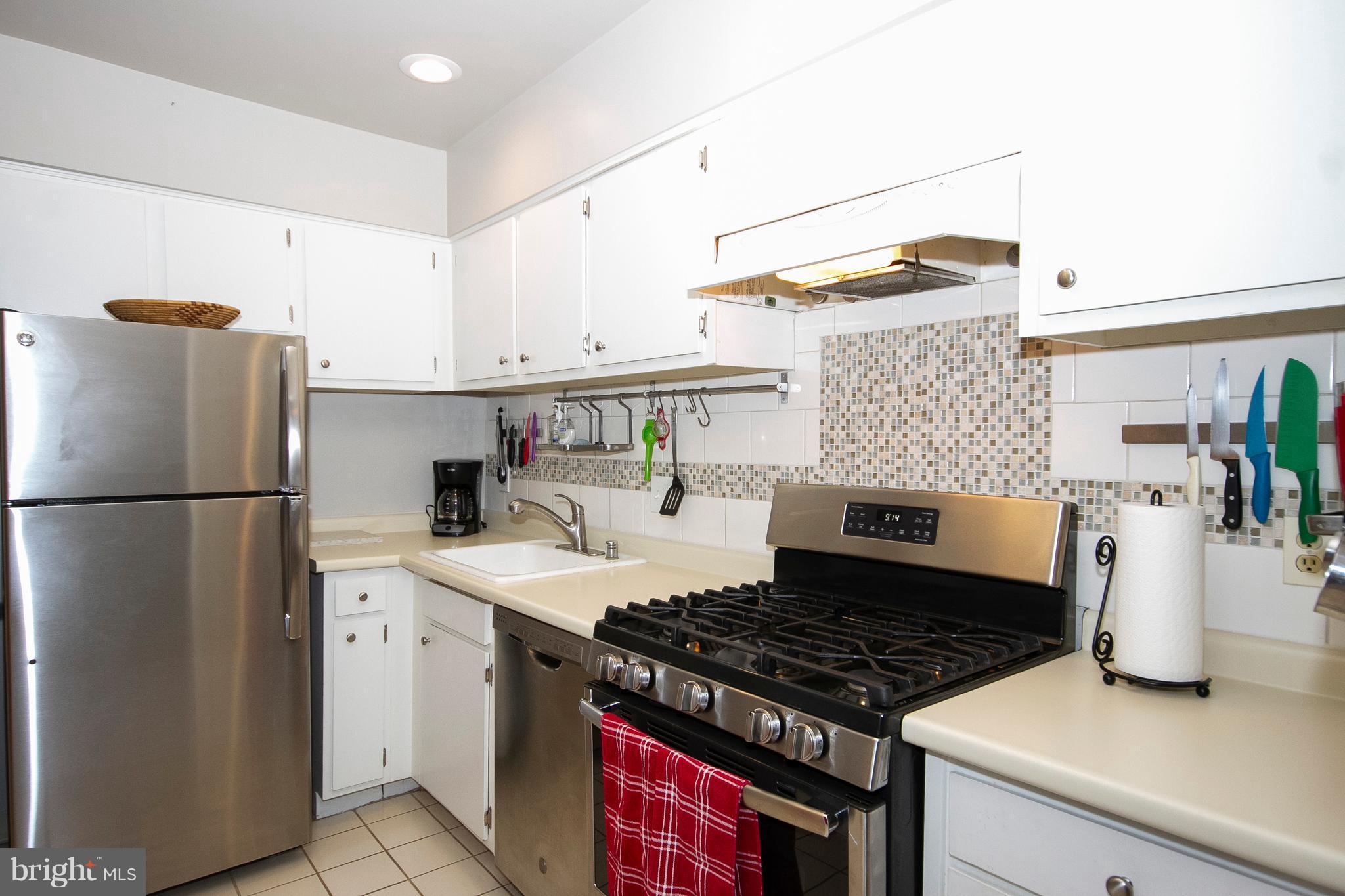 14 Cross Keys Road, Unit 14D Baltimore, MD 21210 - Photo 6 of 25 a kitchen with a stove a refrigerator and a sink