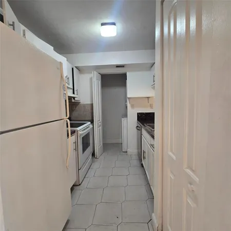 $2,600 | 15470 Southwest 82nd Lane, Unit 332, Miami, FL 33193
