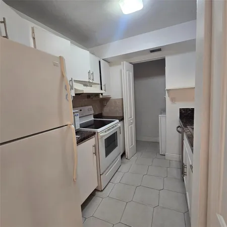 $2,600 | 15470 Southwest 82nd Lane, Unit 332, Miami, FL 33193