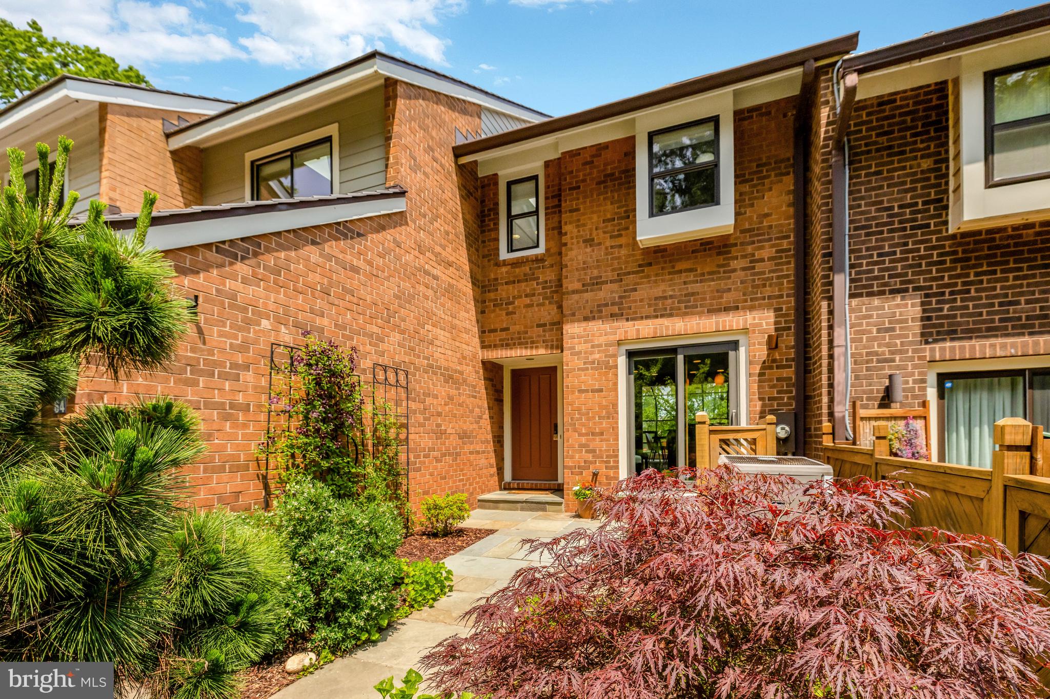 11064 Thrush Ridge Road Reston, VA 20191 - Photo 4 of 85 a front view of a house with garden