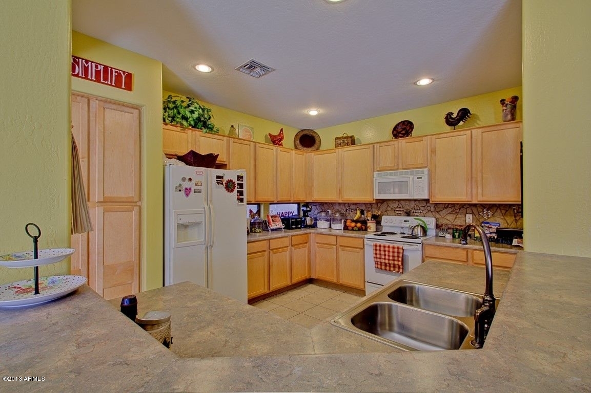 4203 East Del Rio Street Gilbert, AZ 85295 - Photo 9 of 41 kitchen 5