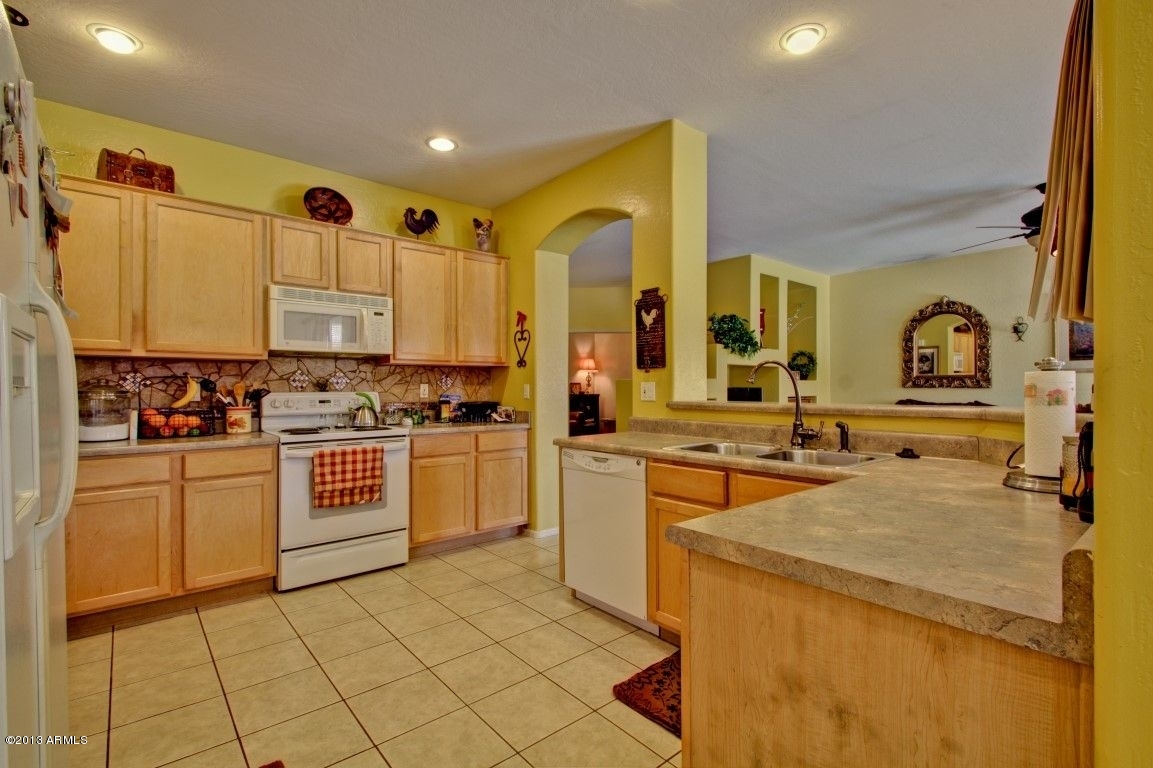 4203 East Del Rio Street Gilbert, AZ 85295 - Photo 10 of 41 kitchen