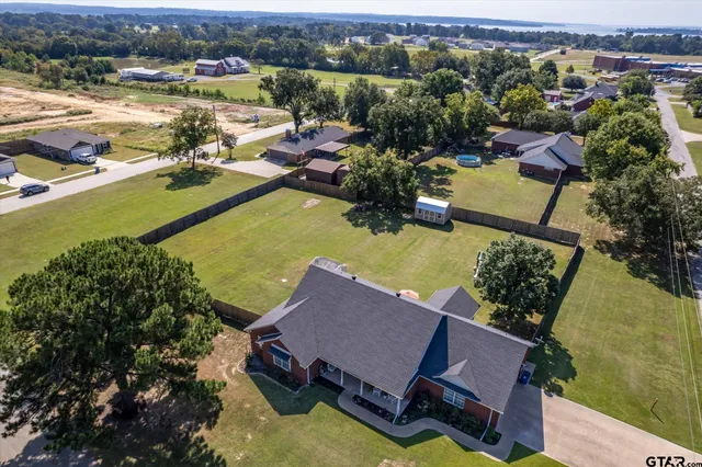 $450,000 | 22206 Ellis Drive, Chandler, TX 75758