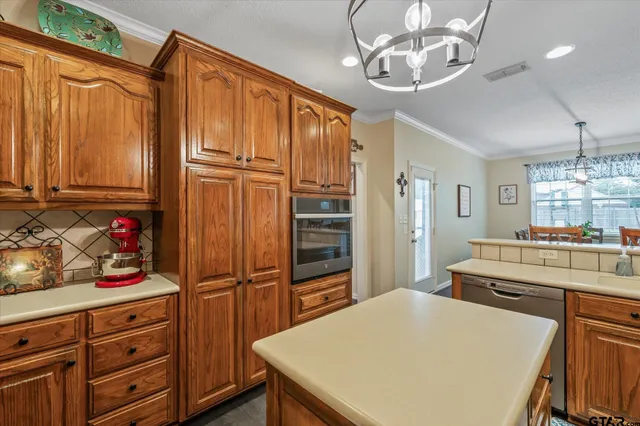 $450,000 | 22206 Ellis Drive, Chandler, TX 75758