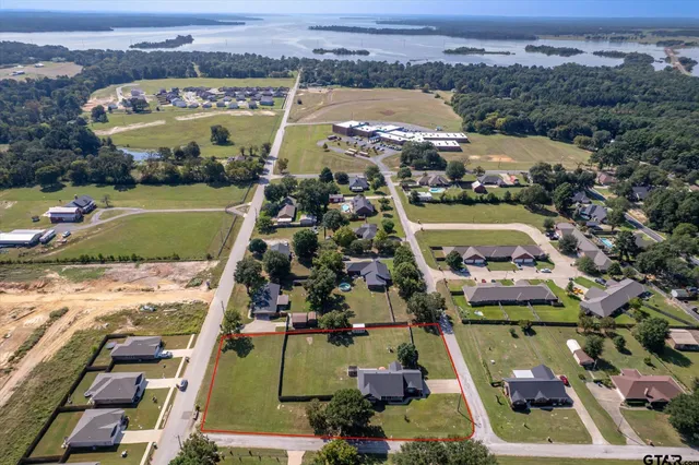 $450,000 | 22206 Ellis Drive, Chandler, TX 75758