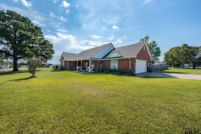 $450,000 | 22206 Ellis Drive, Chandler, TX 75758