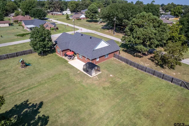 $450,000 | 22206 Ellis Drive, Chandler, TX 75758