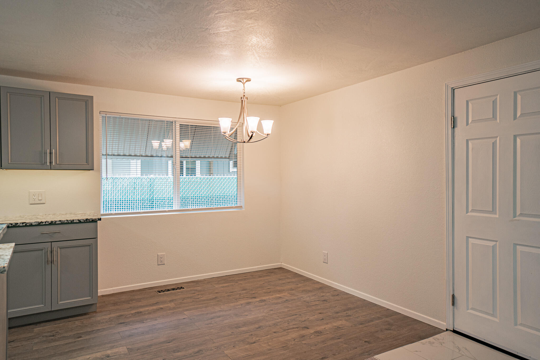393 Elm Way Eagle Point, OR 97524 - Photo 8 of 24 8 Eating Area