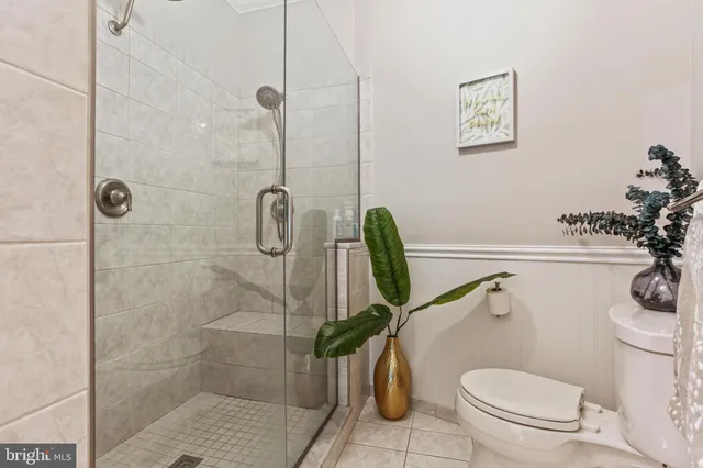 a bathroom with a toilet and a shower