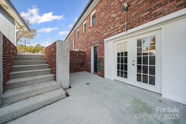 a view of entryway with a front door