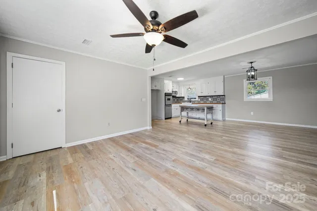 a view of a livingroom with furniture and a ceiling fan