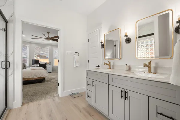a en suite bathroom with a double vanity sink and mirror