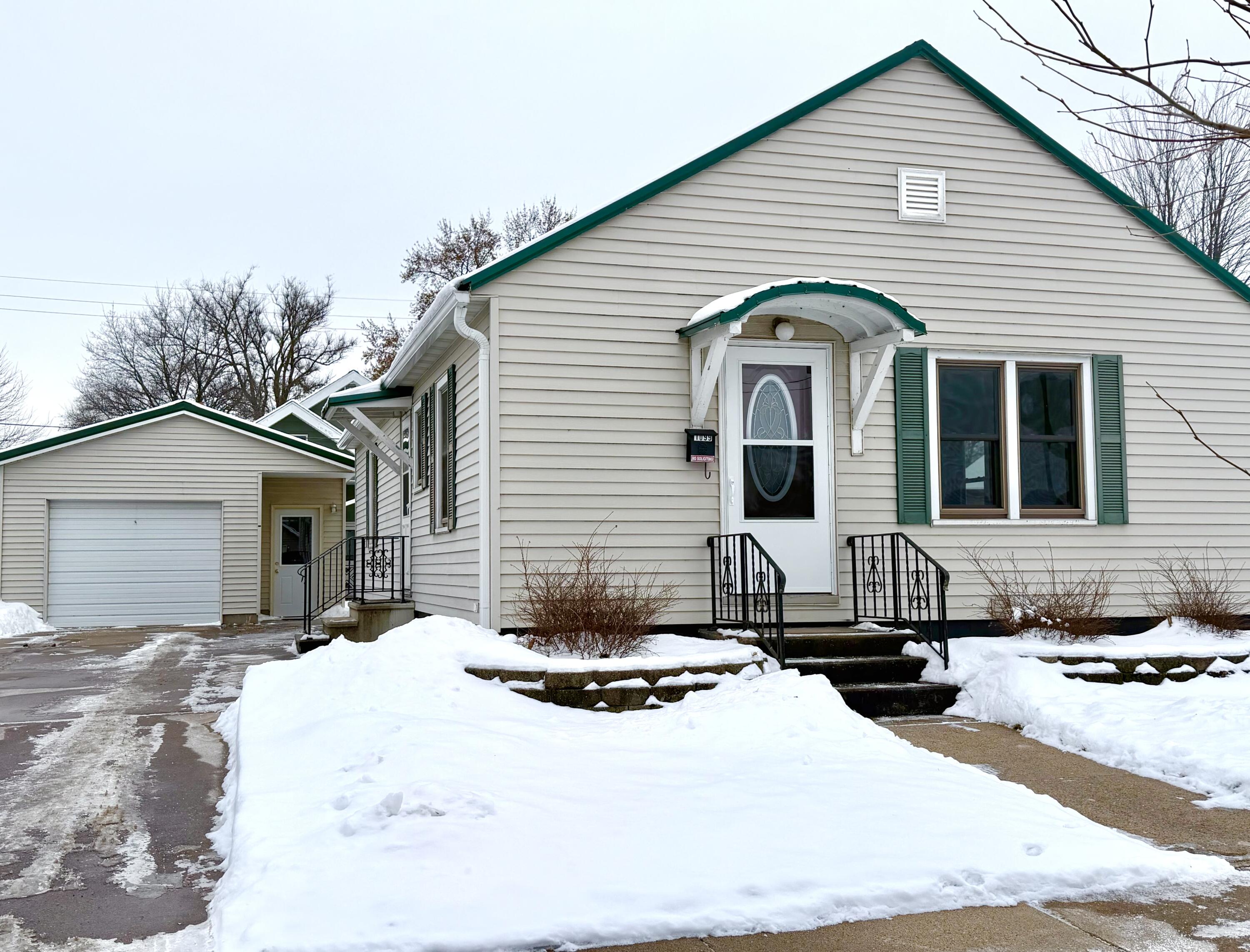 1099 Gale Street Winona, MN 55987 - Photo 2 of 19 02 Front