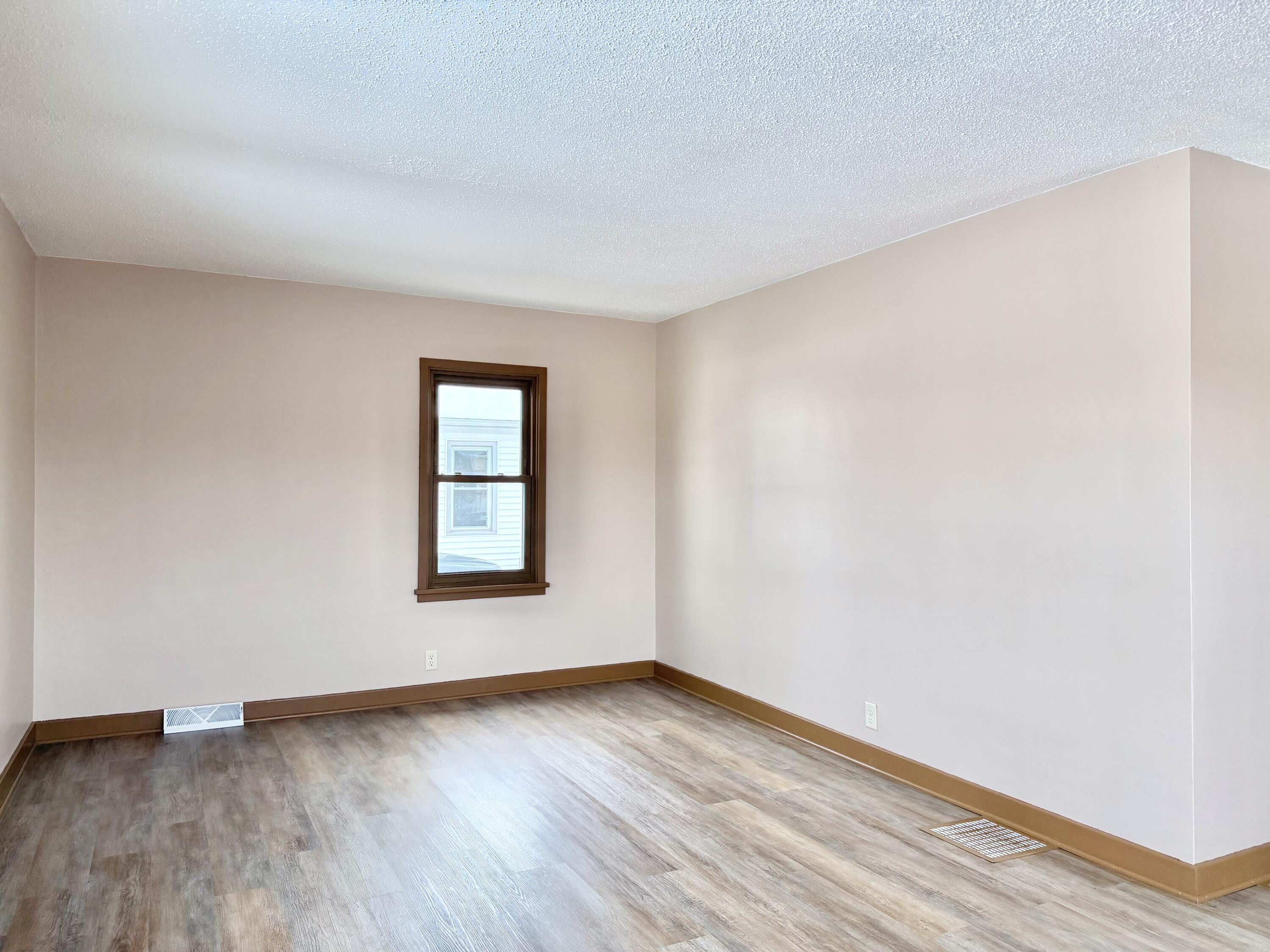 1099 Gale Street Winona, MN 55987 - Photo 4 of 19 04 living room