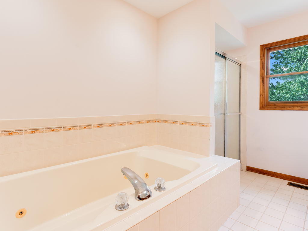 21322 Georgetown Road Frankfort, IL 60423 - Photo 16 of 28 a bathroom with a bathtub