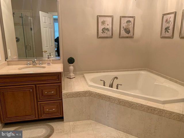 31 Sloan Road West Chester, PA 19382 - Photo 17 of 48 Master Bath