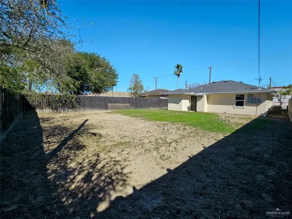 a view of a backyard