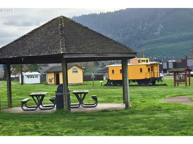 a view of a backyard