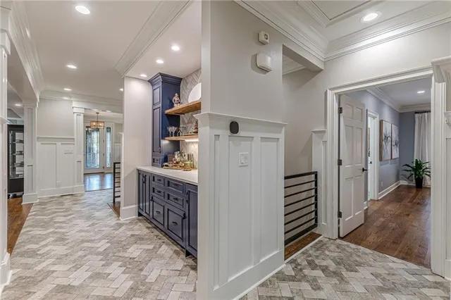 a view of a livingroom with furniture window and outside view