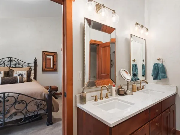 a en suite bathroom with a sink and a mirror