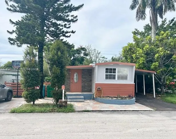 a view of a house with a yard and plants