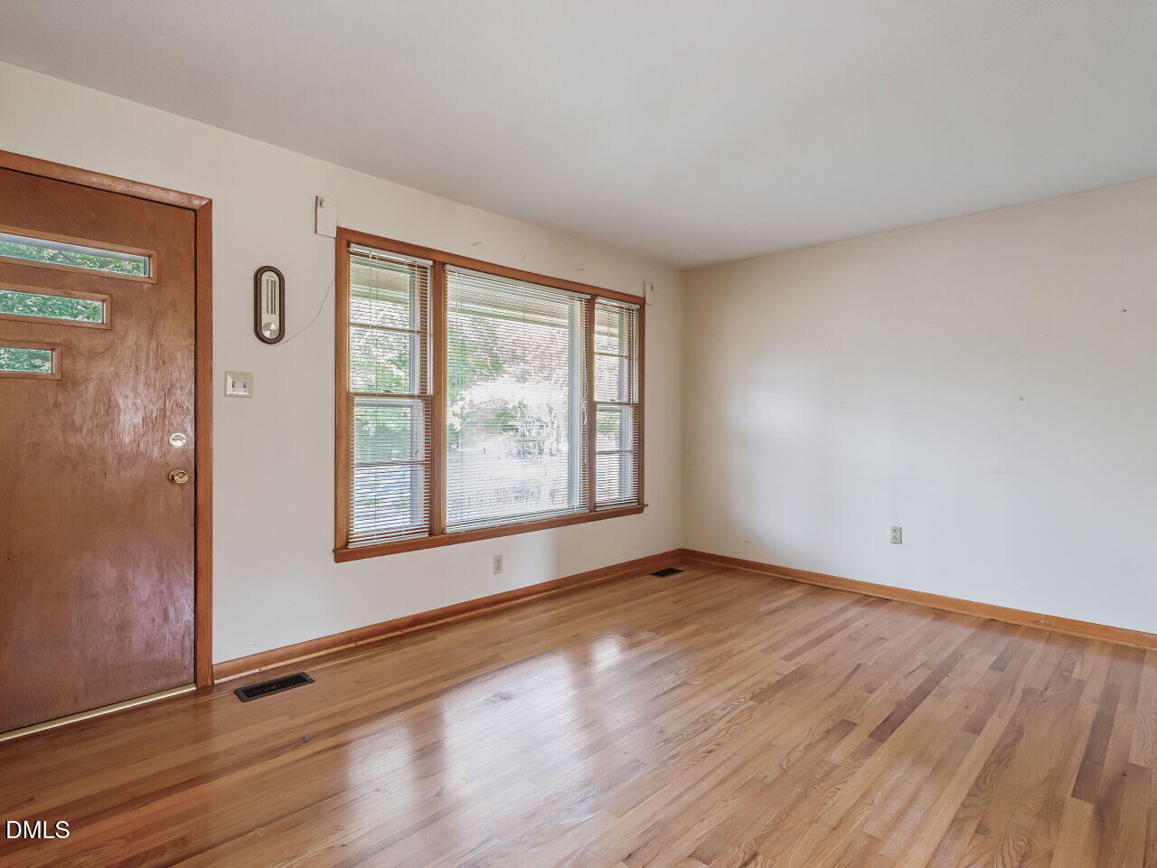 1059 South Hollybrook Road Wendell, NC 27591 - Photo 4 of 25 004-1280x960-living-room