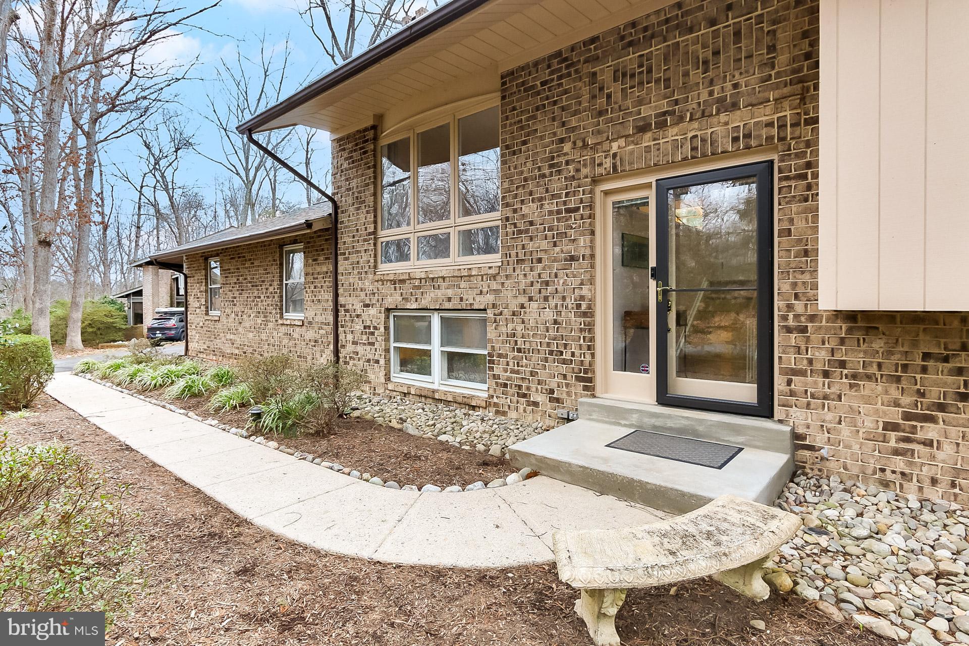 10905 Thanlet Lane Reston, VA 20190 - Photo 2 of 30