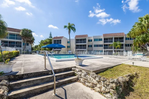 $2,000 | 140 Lakeview Drive, Unit 203, Weston, FL 33326