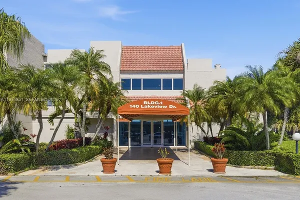 $2,000 | 140 Lakeview Drive, Unit 203, Weston, FL 33326