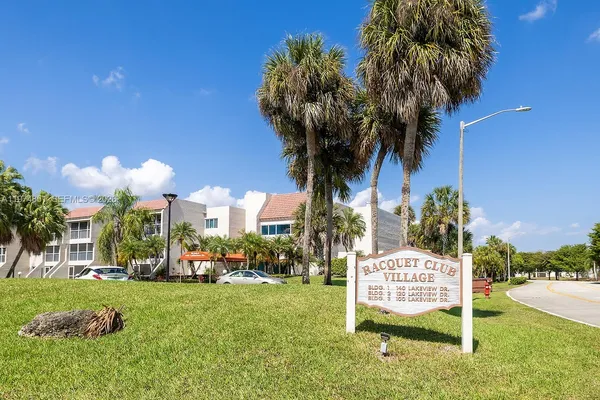 $2,000 | 140 Lakeview Drive, Unit 203, Weston, FL 33326