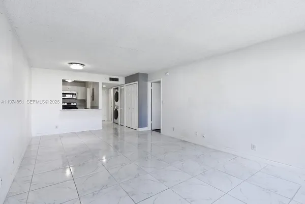 $2,000 | 140 Lakeview Drive, Unit 203, Weston, FL 33326