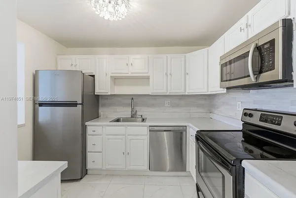 $2,000 | 140 Lakeview Drive, Unit 203, Weston, FL 33326