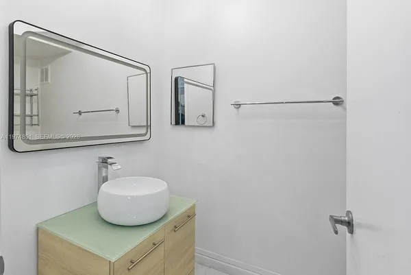 $2,000 | 140 Lakeview Drive, Unit 203, Weston, FL 33326