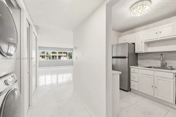 $2,000 | 140 Lakeview Drive, Unit 203, Weston, FL 33326