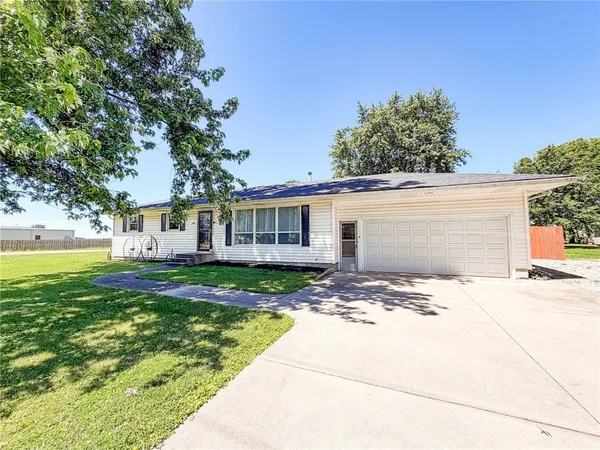 $165,300 | 100 Reel Street, Oakland, IL 61943