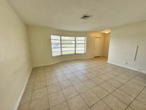 $3,100 | 200 Southwest 4th Street, Boca Raton, FL 33432