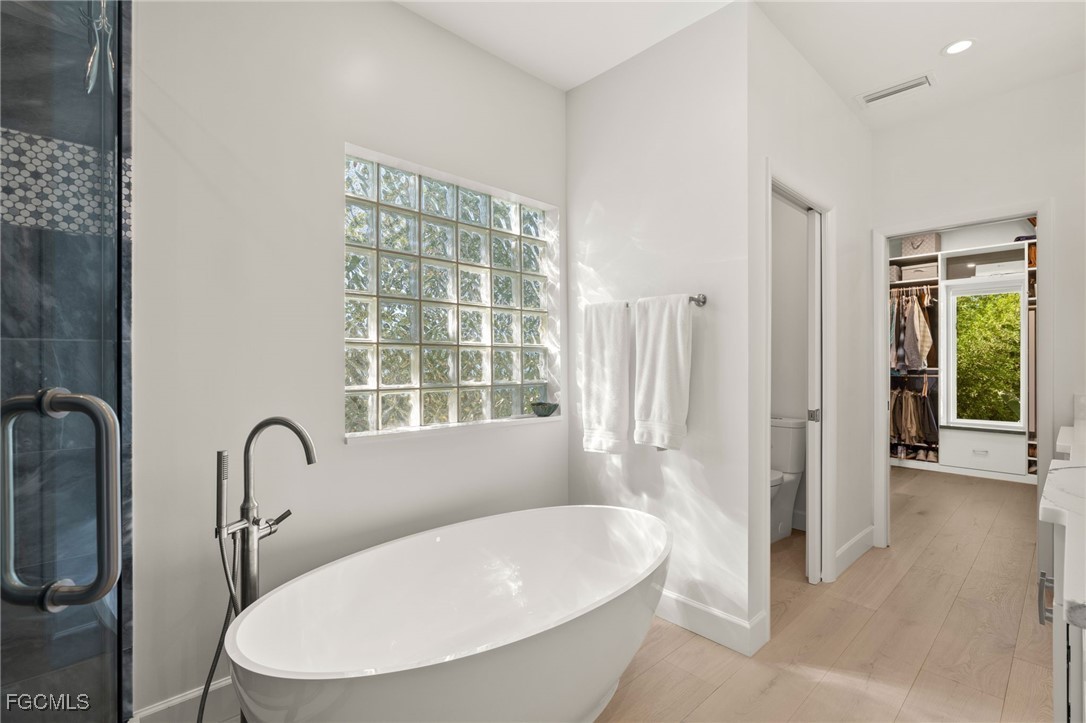 2400 Los Colony Road Sanibel, FL 33957 - Photo 21 of 50 a bathroom with a white tub and window