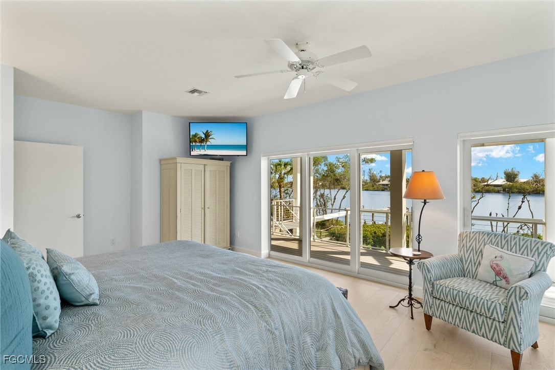 2400 Los Colony Road Sanibel, FL 33957 - Photo 26 of 50 a bedroom with a bed and ceiling fan