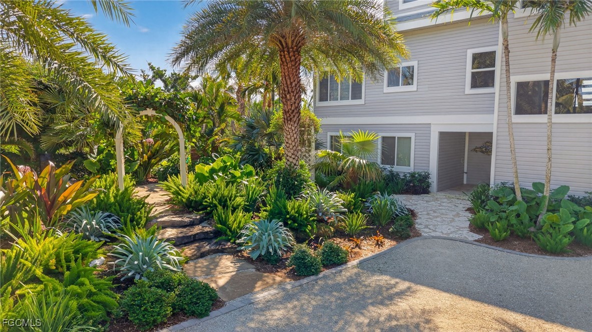 2400 Los Colony Road Sanibel, FL 33957 - Photo 41 of 50 a view of a pathway with plants and palm trees