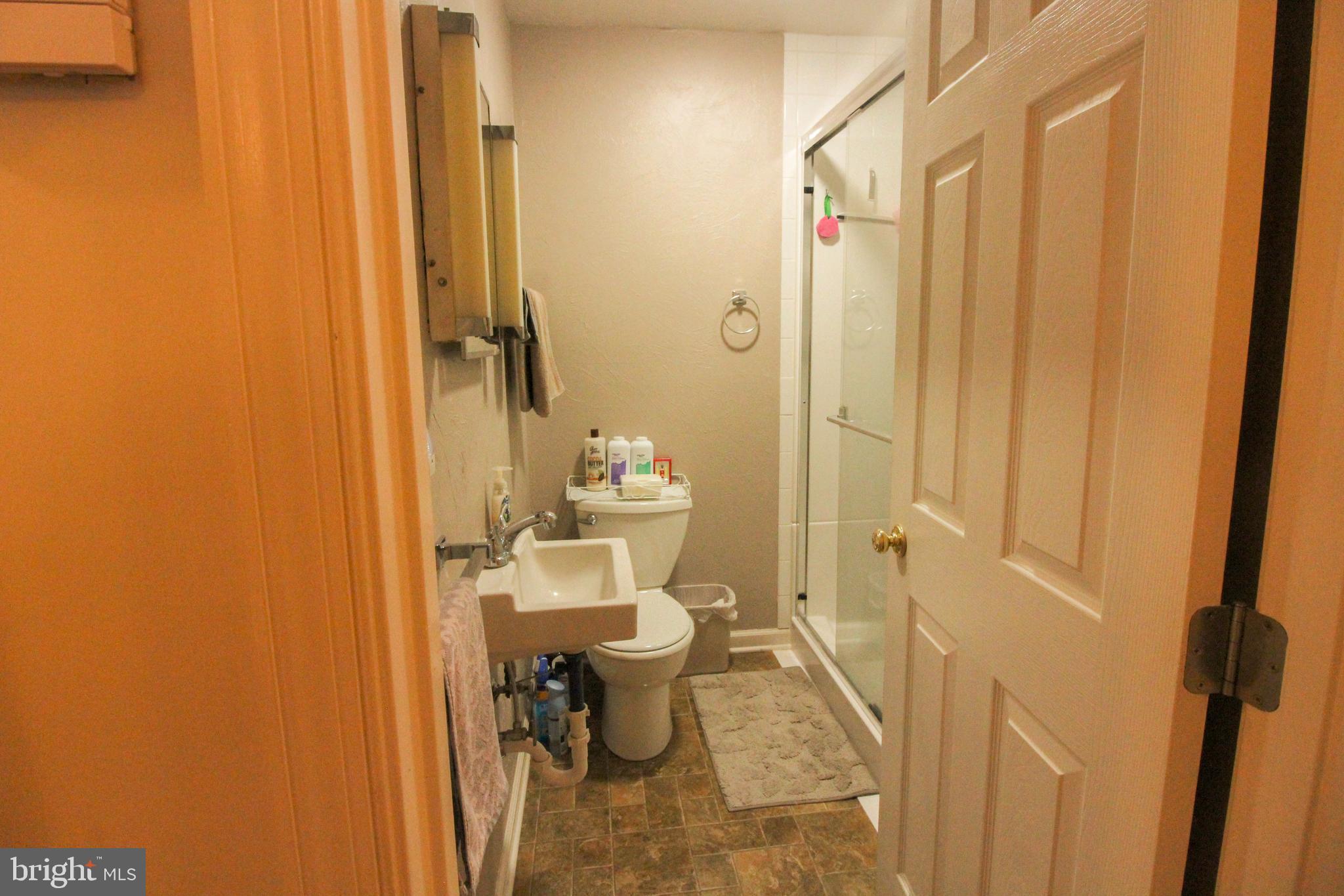 4250 Palmyra Church Road Edinburg, VA 22824 - Photo 11 of 24 Full hall bath