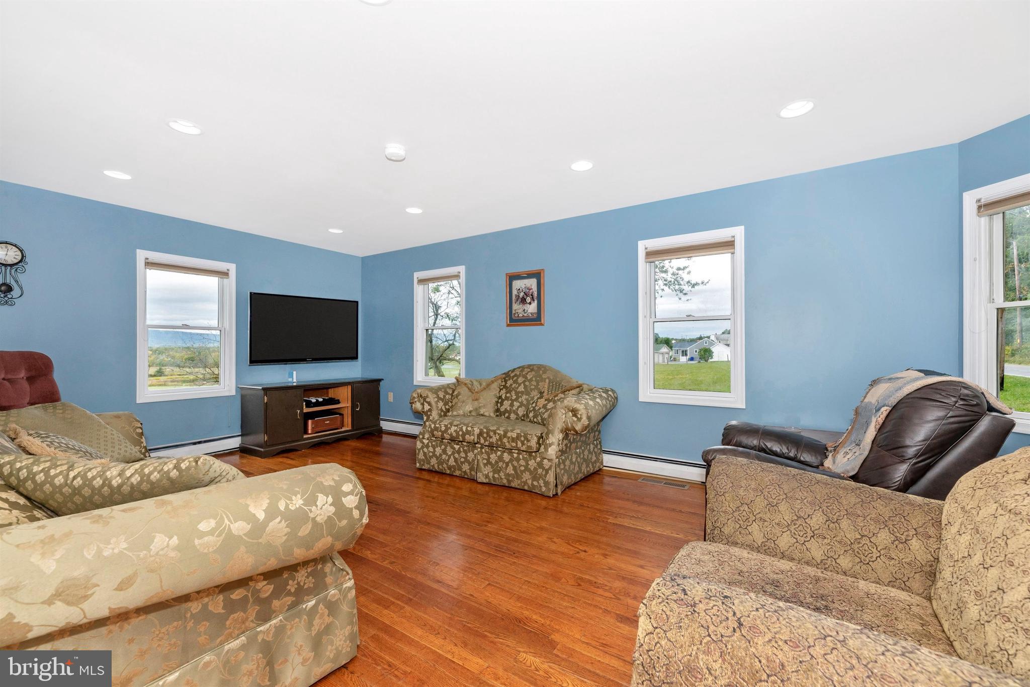 10006 Longs Mill Road Rocky Ridge, MD 21778 - Photo 18 of 66 Living Room